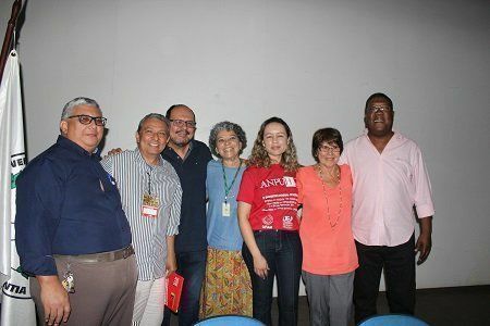 Professores de História da Ufam e da UEA com a palestrante Maria Regina Celestino de Almeida, da Universidade Federal Fluminense